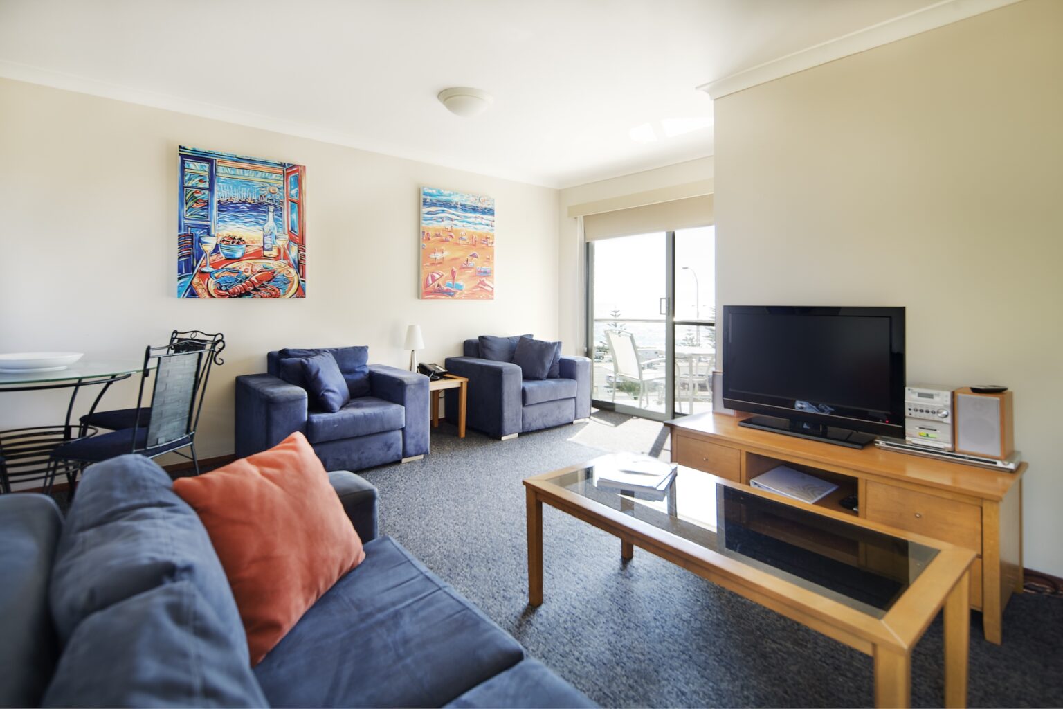 Seashells Scarborough Accommodation - Serviced Apartment by the Beach