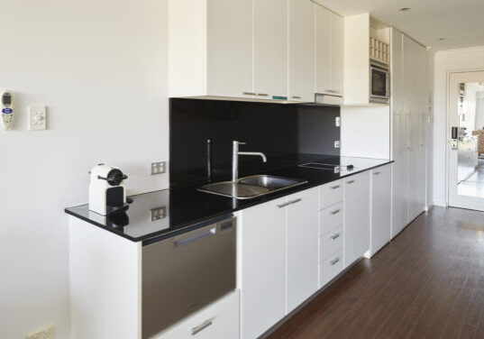 Seashells Mandurah 1-bedroom apartment kitchen